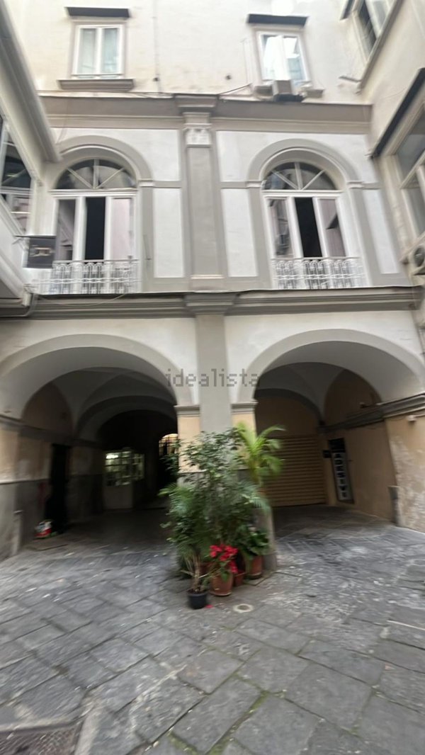 ufficio in vendita a Napoli in zona Chiaia