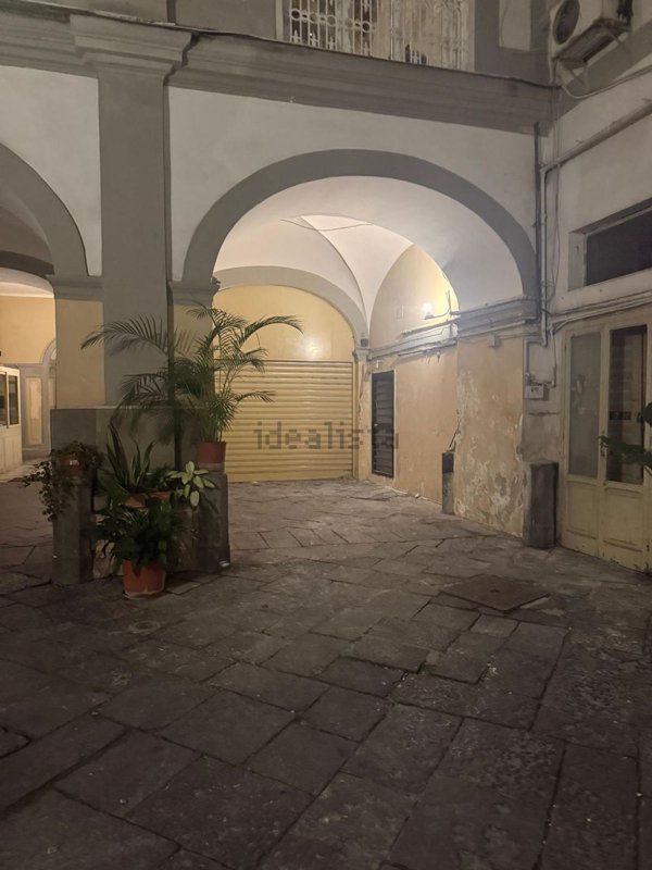 ufficio in vendita a Napoli in zona Chiaia