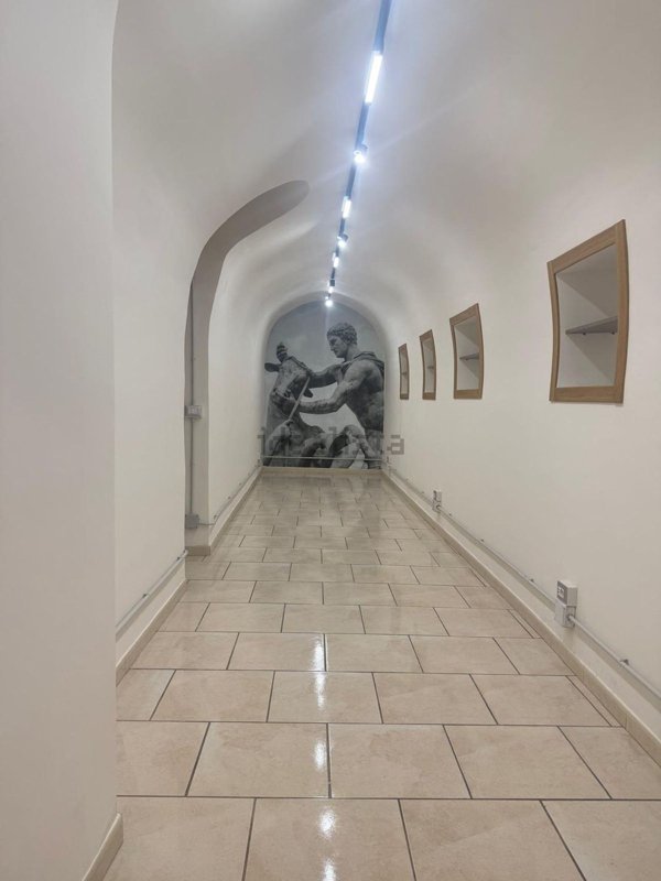 ufficio in vendita a Napoli in zona Chiaia