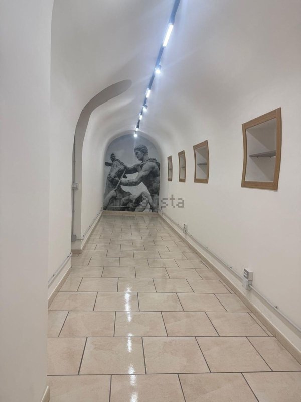 ufficio in vendita a Napoli in zona Chiaia