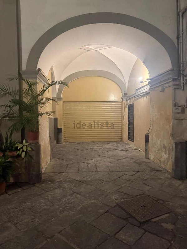 ufficio in vendita a Napoli in zona Chiaia