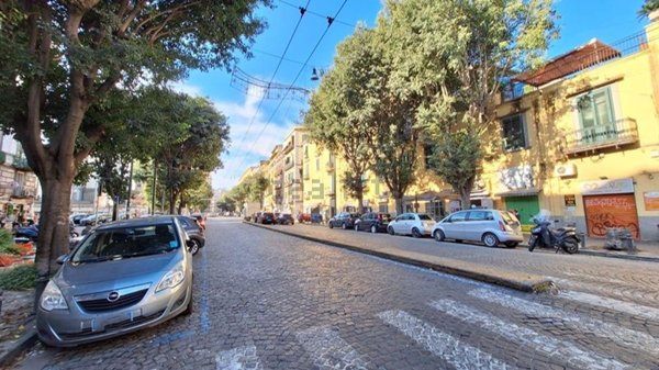 locale commerciale in vendita a Napoli in zona San Carlo all'Arena