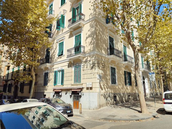 locale commerciale in vendita a Napoli in zona Vomero