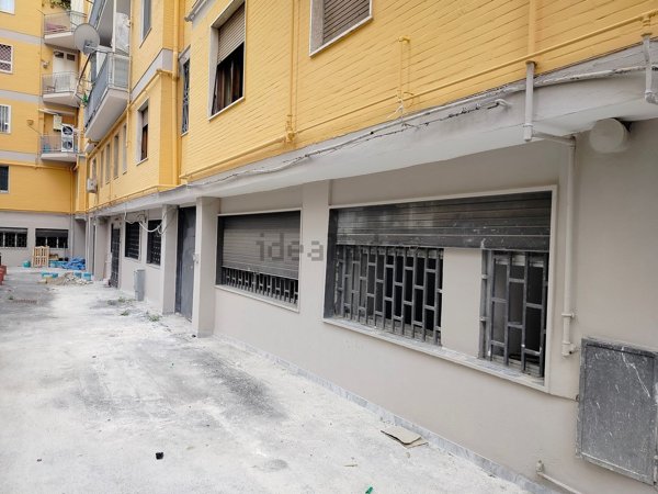 locale commerciale in vendita a Napoli in zona Soccavo