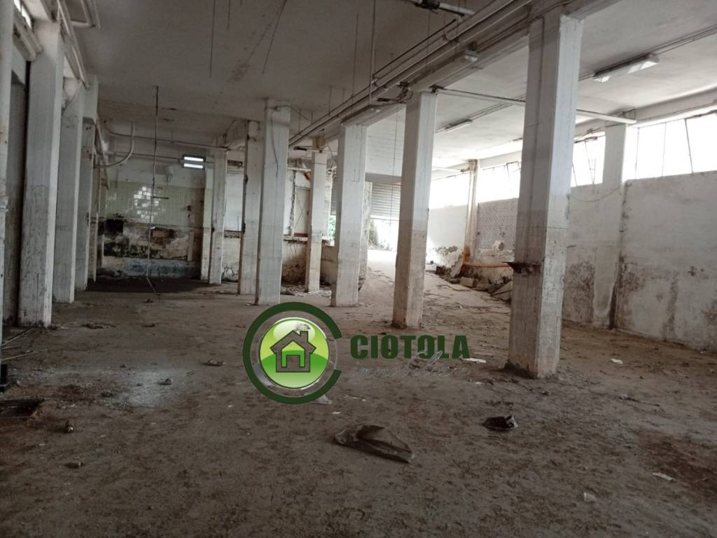 locale commerciale in vendita a Napoli in zona Soccavo