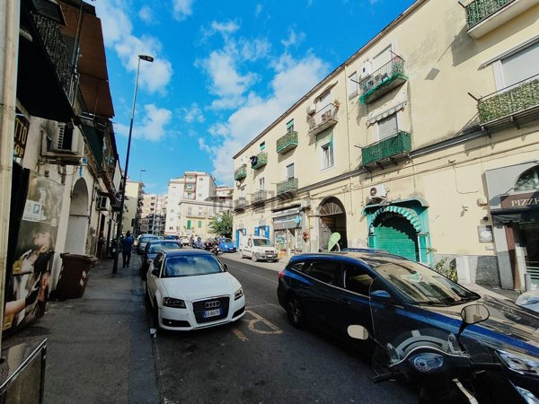 locale commerciale in vendita a Napoli in zona Arenella