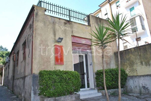 negozio in vendita a Napoli in zona San Carlo all'Arena