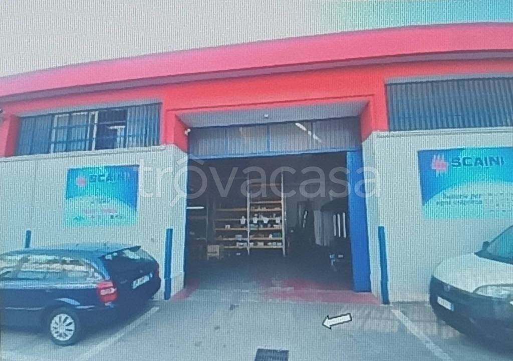 negozio in vendita a Napoli in zona Capodichino