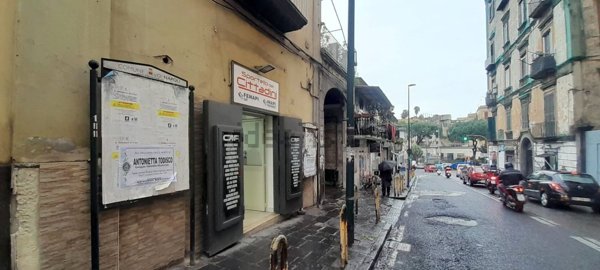 locale commerciale in vendita a Napoli in zona Avvocata