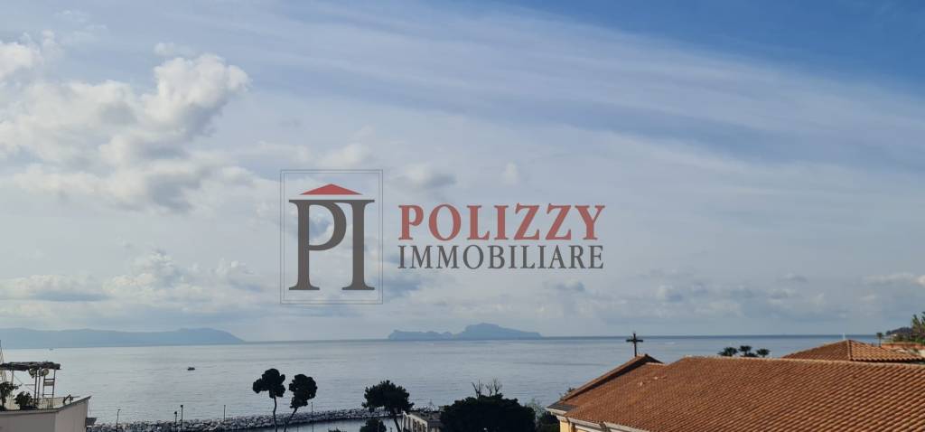 appartamento in vendita a Napoli in zona Chiaia