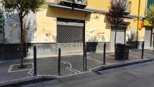locale commerciale in vendita a Napoli in zona Barra