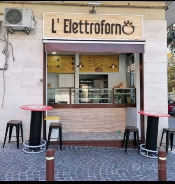 negozio in vendita a Napoli in zona Capodimonte / Colli Aminei