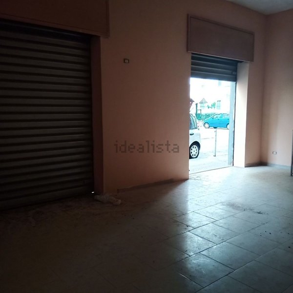 locale commerciale in vendita a Napoli in zona San Giovanni a Teduccio