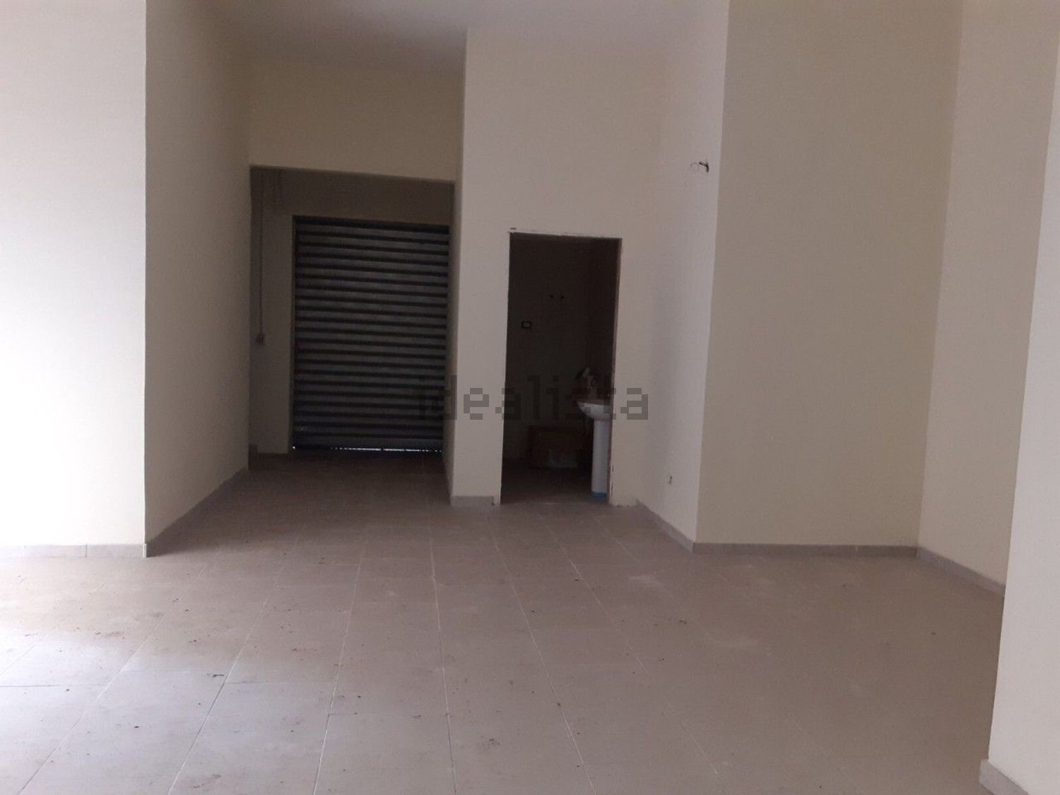 locale commerciale in vendita a Napoli in zona San Giovanni a Teduccio