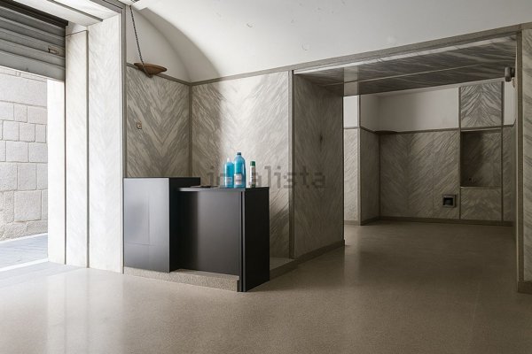 locale commerciale in vendita a Napoli in zona Pendino / San Giuseppe