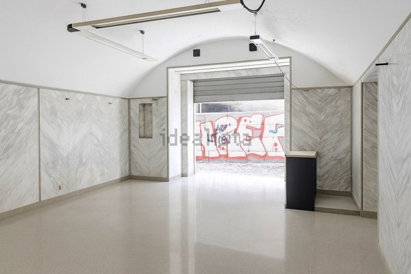 locale commerciale in vendita a Napoli in zona Pendino / San Giuseppe