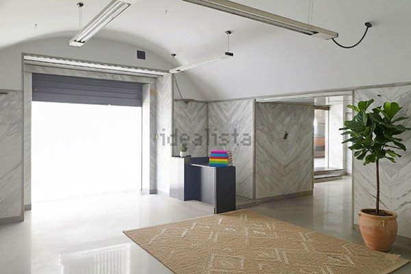 locale commerciale in vendita a Napoli in zona Pendino / San Giuseppe