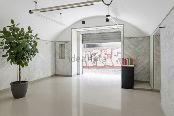 locale commerciale in vendita a Napoli in zona Pendino / San Giuseppe