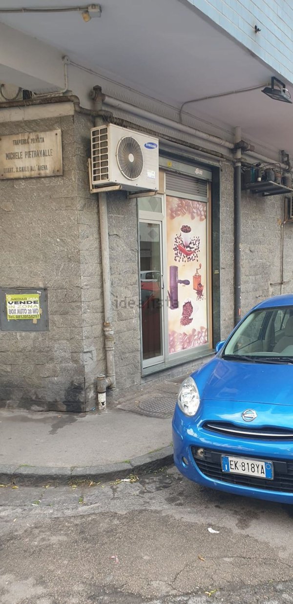 locale commerciale in vendita a Napoli in zona Capodimonte / Colli Aminei