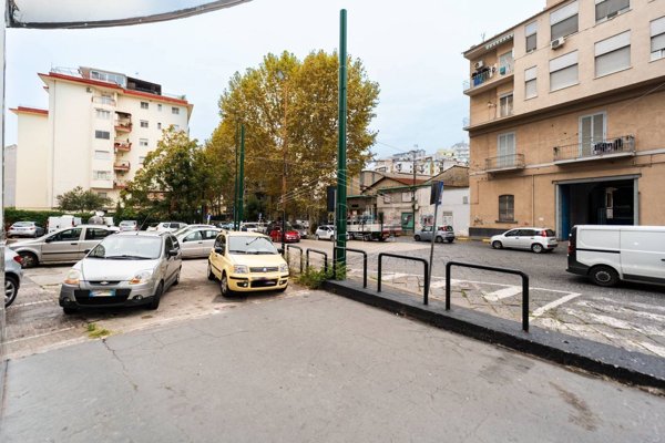 locale commerciale in vendita a Napoli in zona San Carlo all'Arena