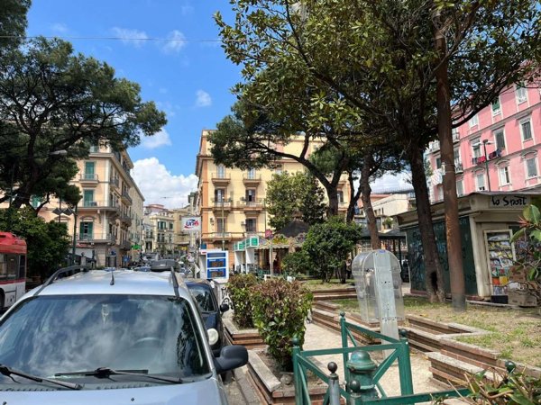 ufficio in vendita a Napoli in zona San Carlo all'Arena