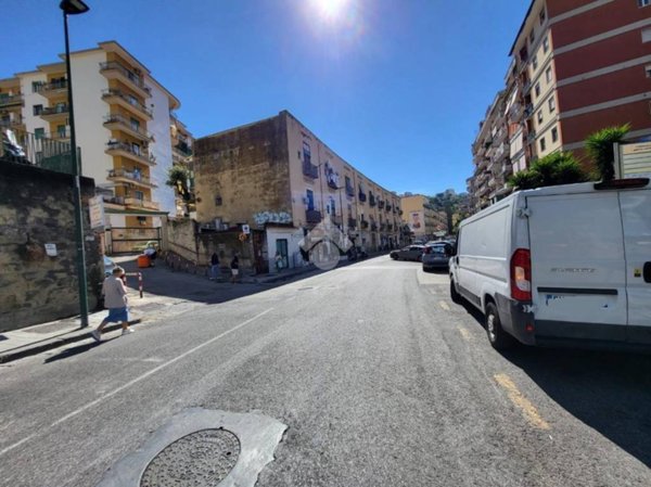 negozio in vendita a Napoli in zona Fuorigrotta