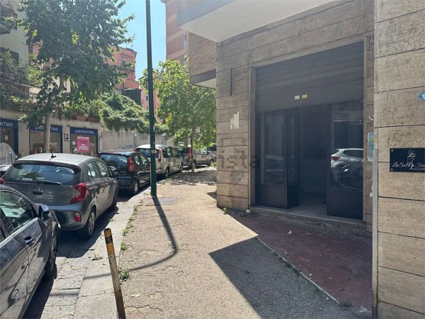 locale commerciale in vendita a Napoli in zona Arenella