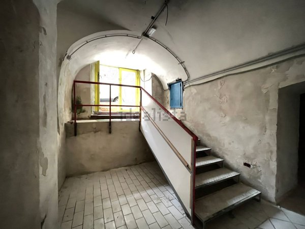 locale commerciale in vendita a Napoli in zona Bagnoli