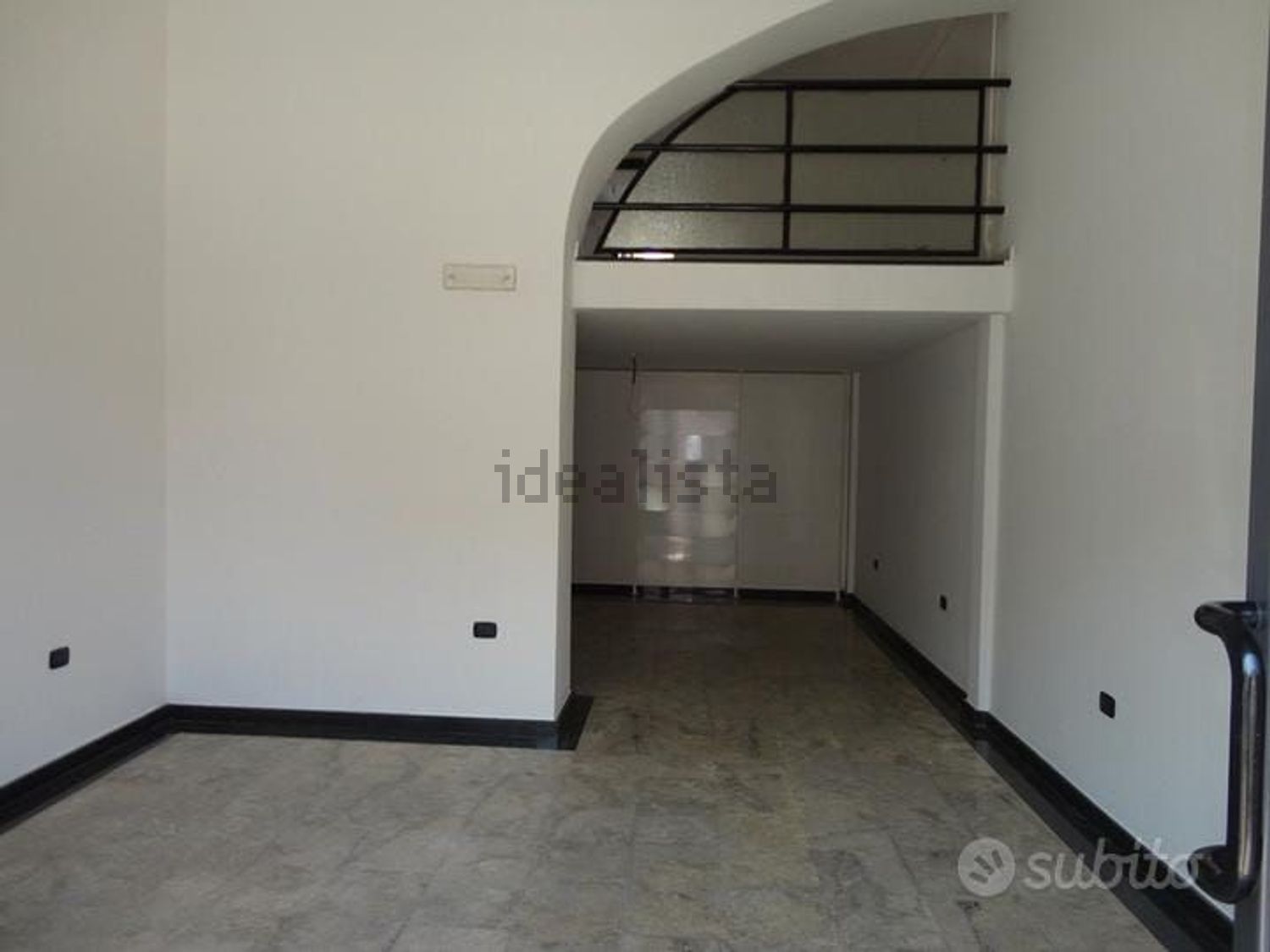 negozio in vendita a Napoli in zona Poggioreale