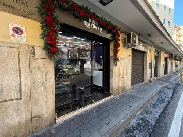 negozio in vendita a Napoli in zona Fuorigrotta