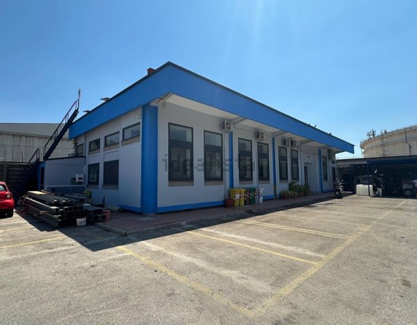 ufficio in vendita a Napoli in zona Barra