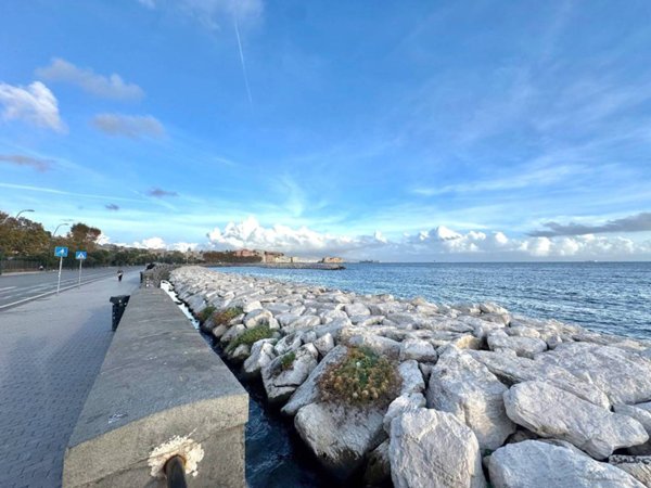 negozio in vendita a Napoli in zona Chiaia