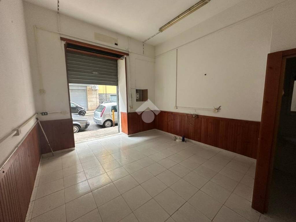 negozio in vendita a Napoli in zona Secondigliano
