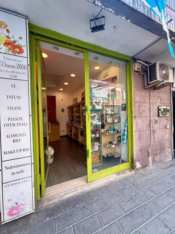locale commerciale in vendita a Napoli in zona Soccavo