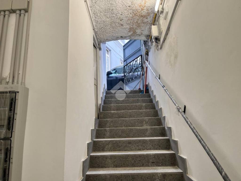 locale commerciale in vendita a Napoli in zona Chiaia