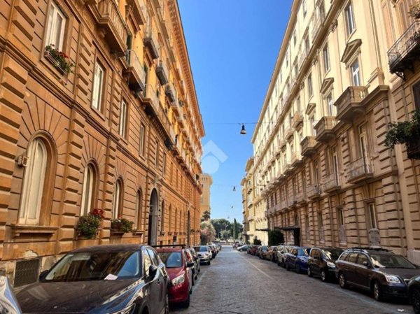 locale commerciale in vendita a Napoli in zona Chiaia