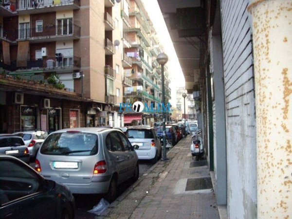 locale commerciale in vendita a Napoli in zona San Carlo all'Arena