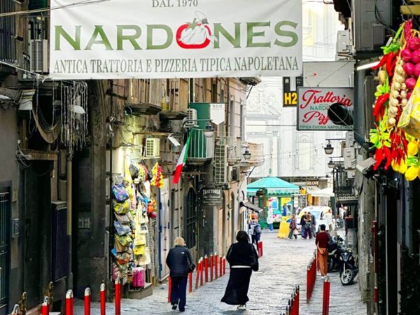 negozio in vendita a Napoli in zona San Ferdinando
