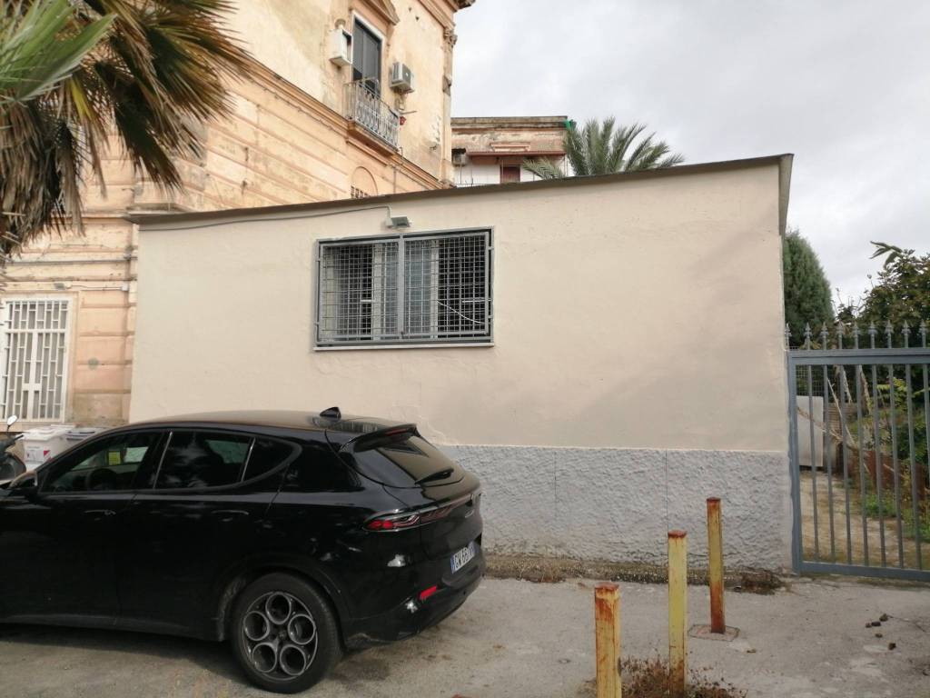 negozio in vendita a Napoli in zona Capodimonte / Colli Aminei