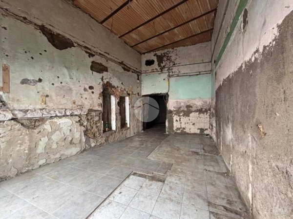 negozio in vendita a Napoli in zona Bagnoli