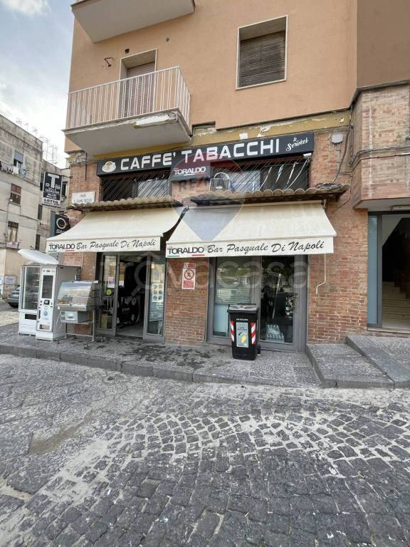 negozio in vendita a Napoli in zona San Carlo all'Arena
