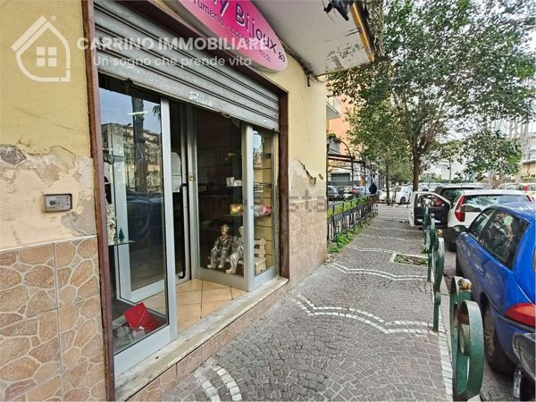 locale commerciale in vendita a Napoli in zona Barra