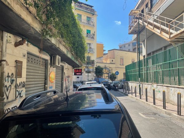 locale commerciale in vendita a Napoli in zona Vomero