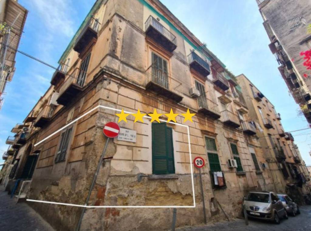 appartamento in vendita a Napoli in zona San Carlo all'Arena