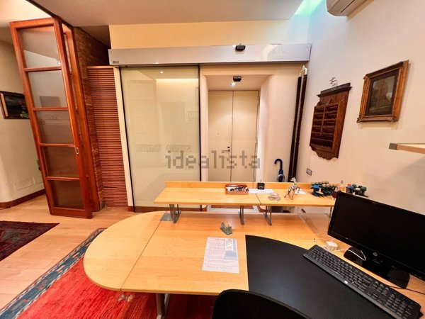 ufficio in vendita a Napoli in zona Chiaia