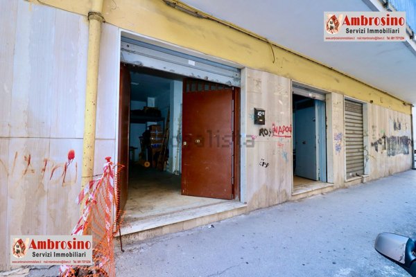 locale commerciale in vendita a Napoli in zona Secondigliano