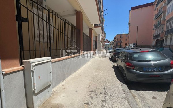 locale commerciale in vendita a Napoli in zona Bagnoli