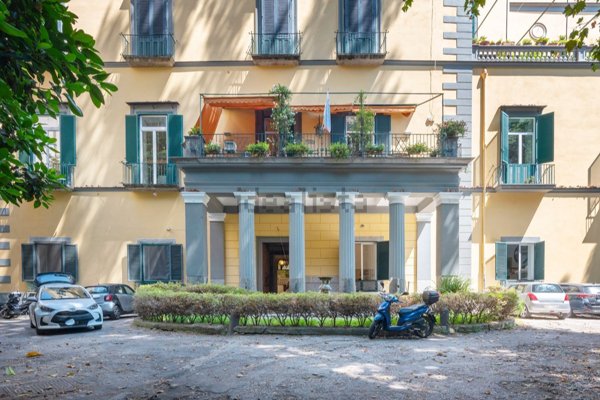 appartamento in vendita a Napoli in zona Chiaia