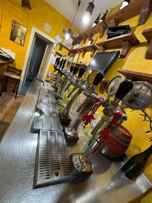 locale commerciale in vendita a Napoli in zona Vomero