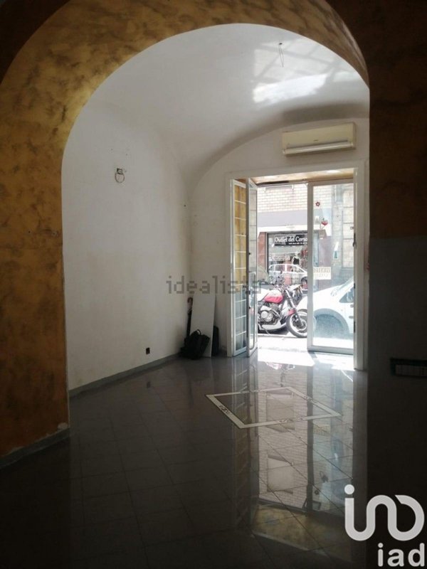 locale commerciale in vendita a Napoli in zona Chiaia